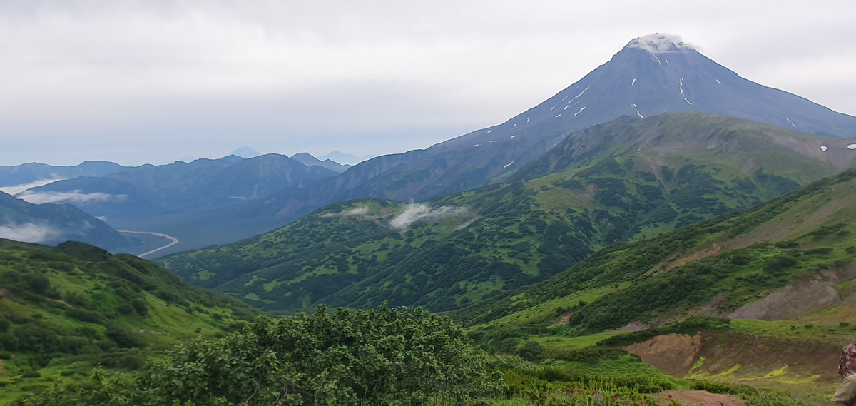 На Вилючинском перевале. Справа вулкан Вилючинский  