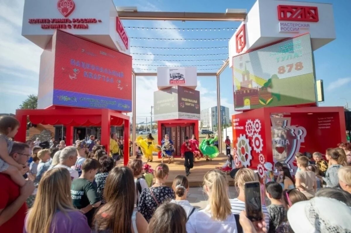    На тульском стенде Национального центра «Россия» гостей ждут мастер-классы