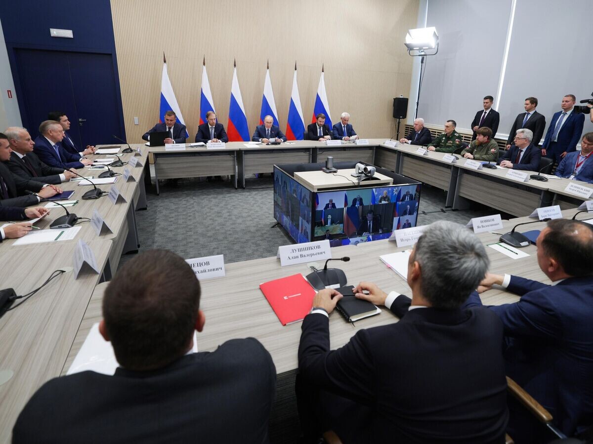   Президент РФ Владимир Путин проводит заседание Военно-промышленной комиссии в Санкт-Петербурге© РИА Новости / POOL