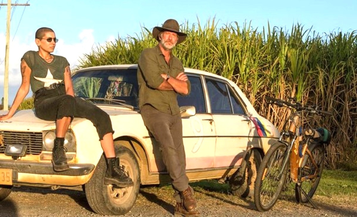 Одна из не раскрытых тайн сериала: откуда на "пежо" у Теда взялась эта гоночная "девятка". 