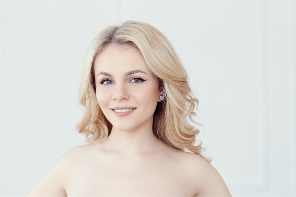 К светлой коже отлично подходят блондинистые оттенки