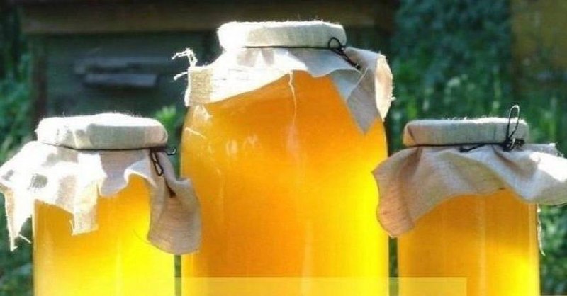 Хотите заменить сахар на более полезную альтернативу? 🍯Попробуйте мёд! Вот 3 причины сделать это:🐝 Мёд не приводит к набору весаОн откладывает образование гормона голода грелина, что полезно для тех, кто хочет сбросить лишние килограммы. 🩺 Можно применять при диабетеВ отличие от сахара, который запрещен диабетикам, мёд может принести существенную пользу. Секрет в том, что при разумном потреблении он не повышает уровень сахара в крови.😴 Мёд успокаиваетОн отлично укрепляет нервы и может использоваться как снотворное. Попробуйте этот рецепт: залейте 2 ложки мяты перечной 3 стаканами кипятка, настаивайте полчаса, процедите, добавьте 4 ложки меда и пейте трижды в день по полстакана.