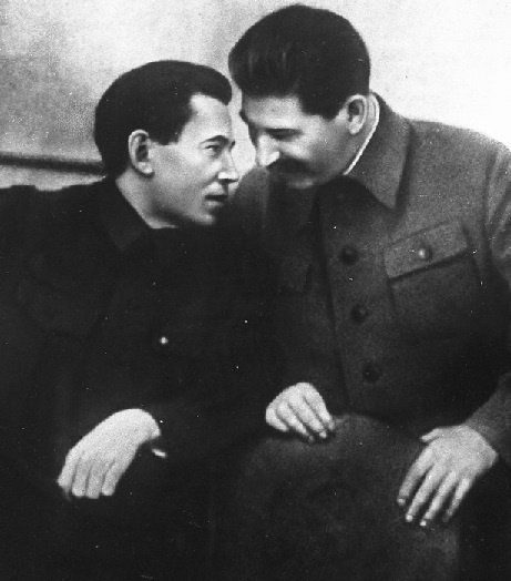 Товарищи И.В.Сталин (справа) и Н.И.Ежов, нарком внутренних дел 