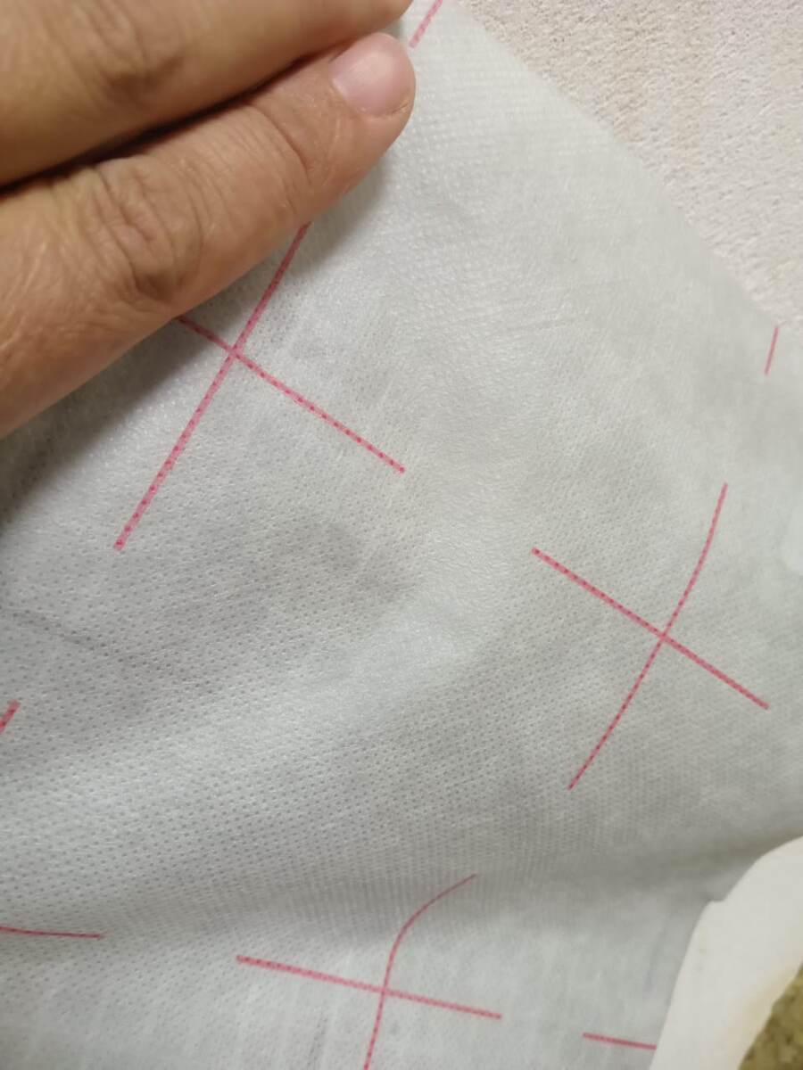 Вот этот слегка шероховатая сторона на недорогой пароизоляции (обычно с литерой В) и является антиконденсатным слоем.