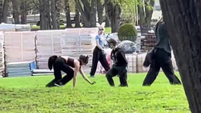 В Сети начали распространяться видео, на которых подростки имитируют движения животных: они передвигаются по паркам и улицам на четвереньках, "охотятся", прыгают и всячески повторяют за братьями меньшими. На многих при этом надеты "звериные" маски, уши, хвосты. Сами себя они называют приверженцами квадробики. На движение обратила внимание директор Лиги безопасного интернета Екатерина Мизулина. Большинство комментаторов отметили, что в целом такое движение безобидно и приносит только пользу. Однако некоторые рассказали, что юные "спортсмены" часто нарушают общественный порядок и нападают на людей.

"Моя подруга подошла посмотреть, что там происходит, вернулась с царапинами из-за того, что одна восьмилетняя девочка прыгнула на нее", – написал пользователь Сети. "Сейчас дети проявляют себя более неадекватно – они начинают кусаться, лаять на людей. К счастью, я такого на себе не испытывала, но слышала от знакомых о подобном поведении. В целом это могло бы быть безобидным спортом, но дети перегнули палку", – считает другой пользователь.

В свою очередь, часть юзеров вообще уверены, что движение нужно запретить.