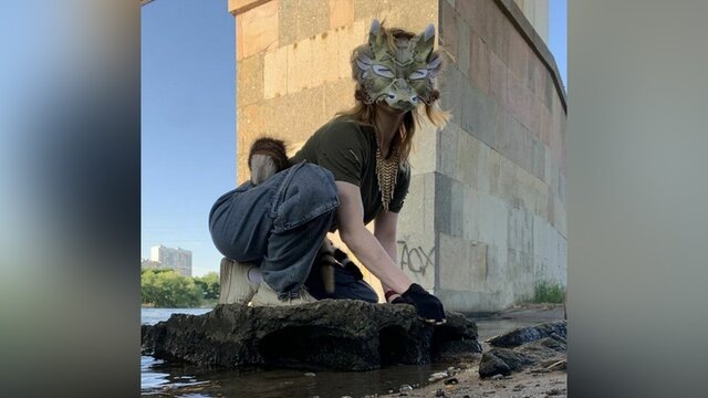 С точки зрения спорта копирование поведения животных – не новый тренд. Например, по словам фитнес-эксперта Эдуарда Каневского, с 2010-х годов существует практика animal flow. Это комплекс упражнений, которые направлены на имитацию поведения разных животных – краба, скорпиона, шимпанзе и так далее.

У таких тренировок есть плюсы: человек работает с собственным весом тела и никакой другой инвентарь больше не нужен. Поэтому без подготовки, а также без помощи профессионального тренера при попытке принять определенное "звериное" положение можно заработать серьезную травму, предупредил он.

В свою очередь, с юридической точки зрения движение квадроберов безобидно, но только пока они не начинают нарушать общественный порядок, нападать на людей и домашних животных, рассказала Москве 24 юрист Алла Георгиева. Если подростку еще нет 16, то накажут родителей, так как, согласно семейному законодательству, ответственность за воспитание лежит именно на них. За ненадлежащее исполнение обязанностей взрослых могут привлечь к административной ответственности в виде штрафа от 100 до 500 рублей.

"При повторном нарушении ребенка могут поставить на учет в полиции", – предупредила Георгиева.

Если же квадробер испортил имущество прохожих, то родителям придется полностью возместить ущерб, заключила она.