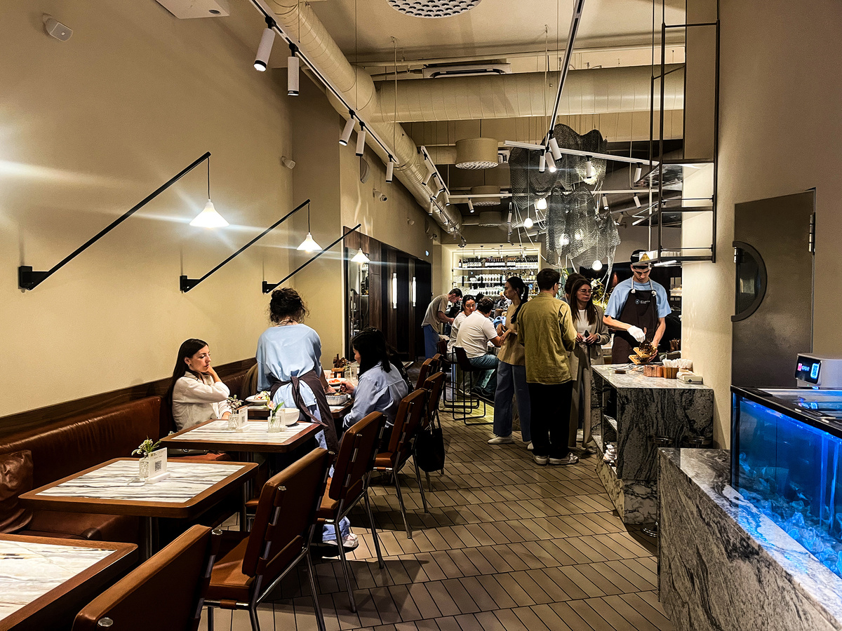 Вид на зал →