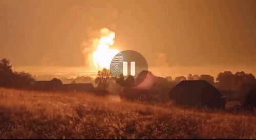 ПОЖАР НА ВОЕННОМ СКЛАДЕ БЫЛО ВИДНО С РАЗНЫХ ТОЧЕК ГОРОДА. СКРИН С ТГ-КАНАЛА "ТВЕРЬ. ПРОИСШЕСТВИЯ"