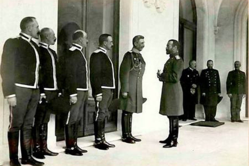 Офицеры царской армии на приёме у императора Николая II. Ливадийский дворец. Дореволюционная фотография.