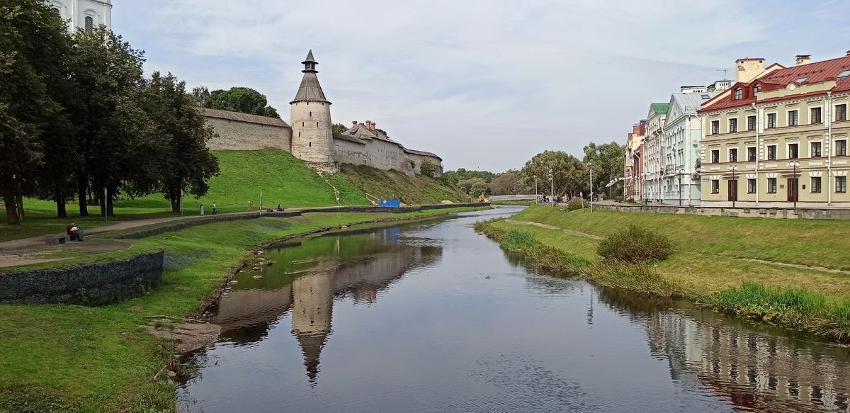 Река Пскова у стен Кремля