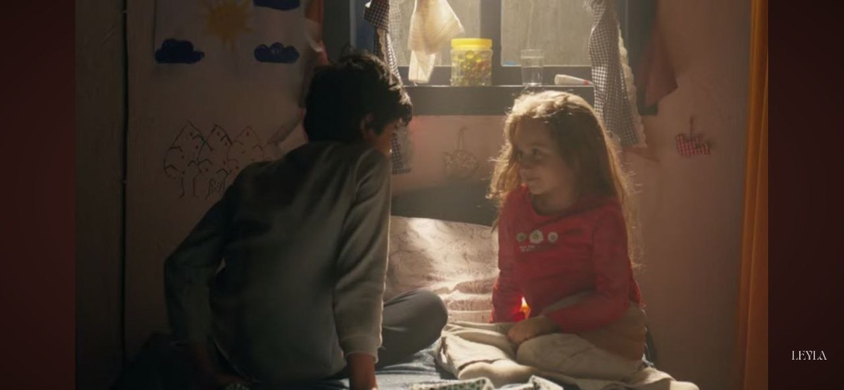 Джино и Лейла подружились и строят планы как сбежать из свалки. Стоп-кадр из 2 серии сериала "Лейла" 