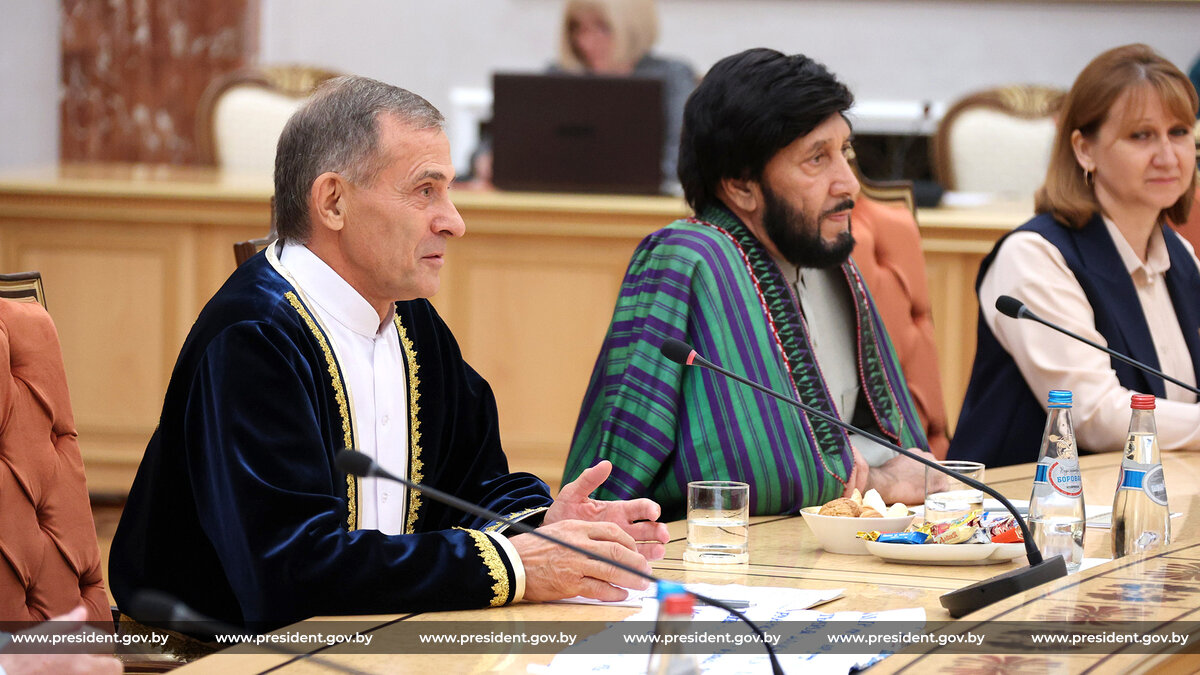 Председатель Консультативного межэтнического совета при уполномоченном по делам религий и национальностей Георгий Егиазарян, председатель Международной благотворительной общественной организации афганских беженцев "Афганская община" Сафи Сайфурахман Мухамад Хасан 