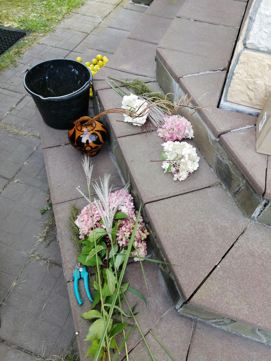 Крыльцо на время стало флористической мастерской. Я тут часто делаю фото, и некоторые получаются красивыми