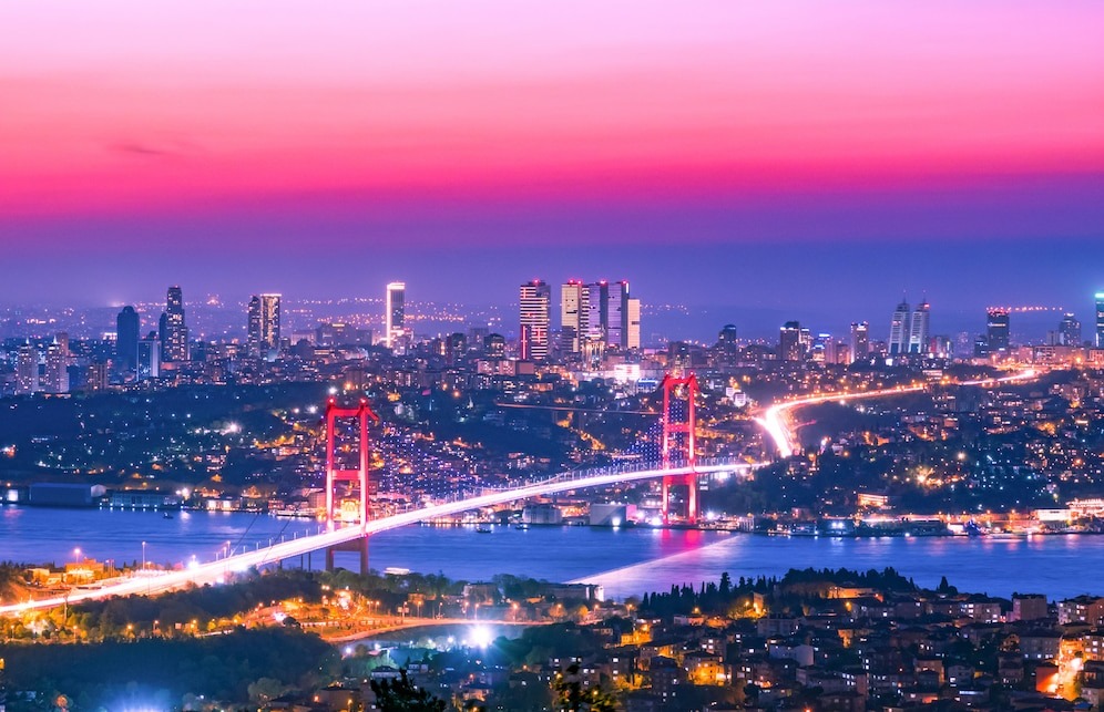 Источник: https://img.freepik.com/premium-photo/bosphorus-bridge-sunset-istanbul-turkey_87498-706.jpg?w=996