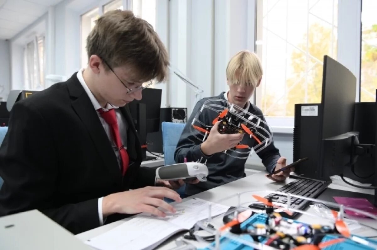    Сборку и управление квадрокоптерами изучат школьники Дзержинска