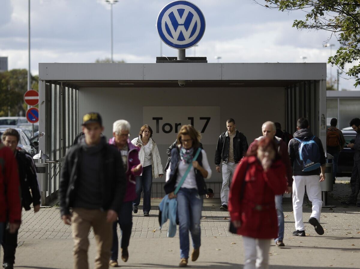    Люди покидают завод Volkswagen в городе Вольфсбург, Германия© AP Photo / Markus Schreiber