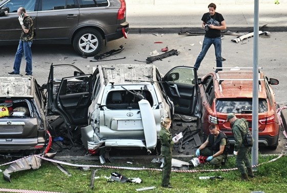    Сотрудники спецслужб на месте подрыва внедорожника Toyota Land Cruiser