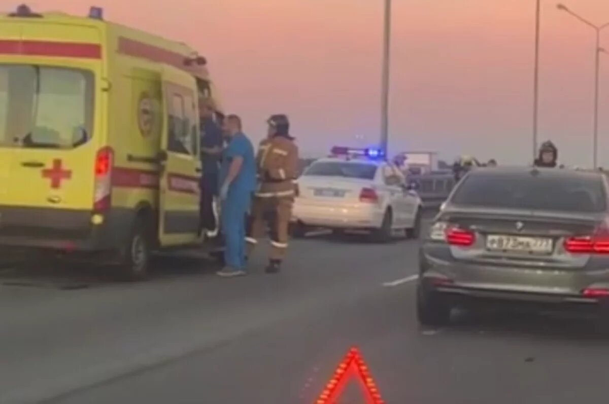    В массовом ДТП с автобусом на петербургской дамбе пострадали 3 человека