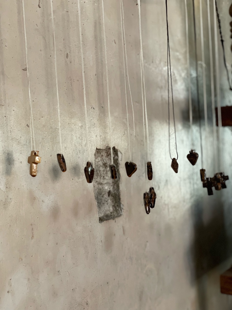 крестики и амулеты дома у хилера