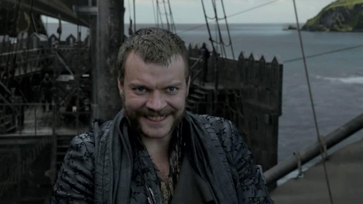 Эурон наводит скорпион на драконов Дейнерис (кадр из "Игры престолов").