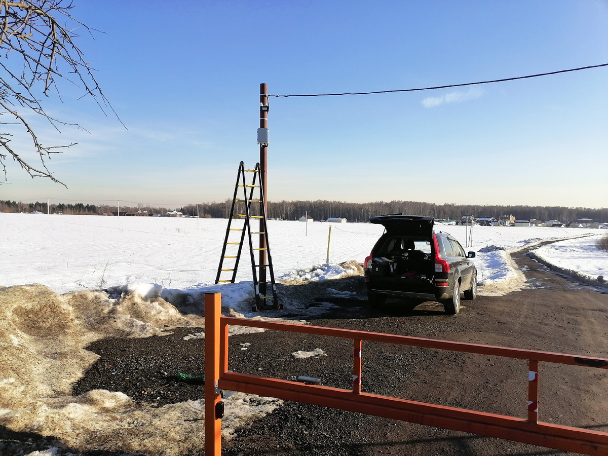 Монтаж узла камеры видеонаблюдения, сама камера +прожектор с датчиком света и движения