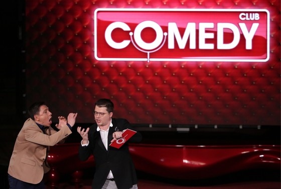    Резидент Comedy Club Тимур Батрутдинов и актер Гарик Харламов (слева направо) на съемках комедийного шоу Comedy Club