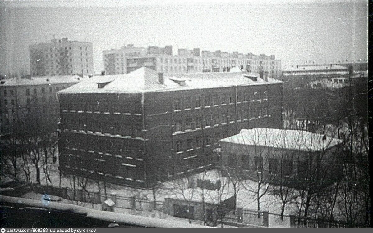 Школа № 509,  где  с третьего класса учился  Руслан  Ахметов.  Фото - конец 1970-х. https://pastvu.com/_