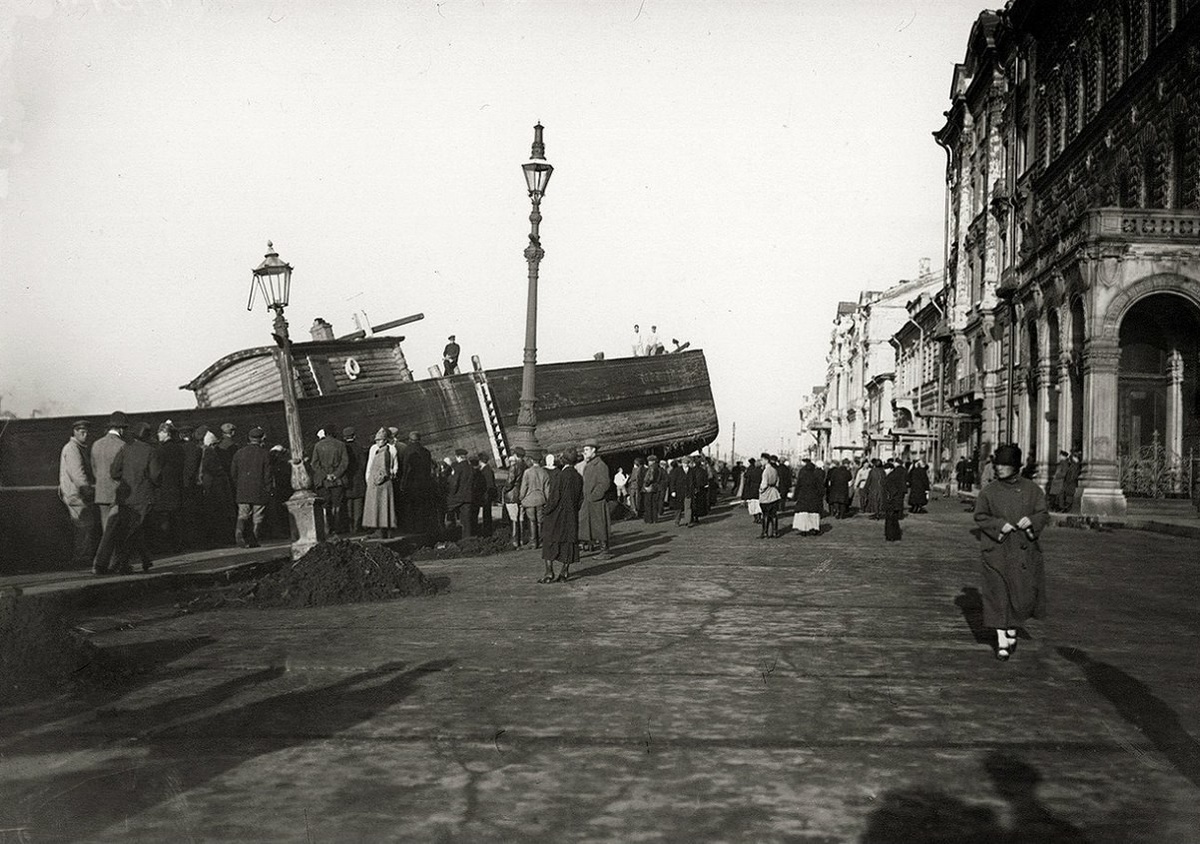 Баржи, выброшенные на набережную Жореса (Кутузова), во время наводнения. Ленинград. Сентябрь 1924 года. ЦГАКФФД СПб. Гр 35769