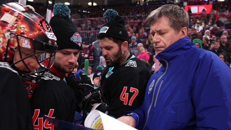    Сергей Козлов c Евгением Аликиным, Егором Яковлевым и Александром Радуловым на Матче звезд КХЛ-2023.Юрий Кузьмин photo.khl.ru