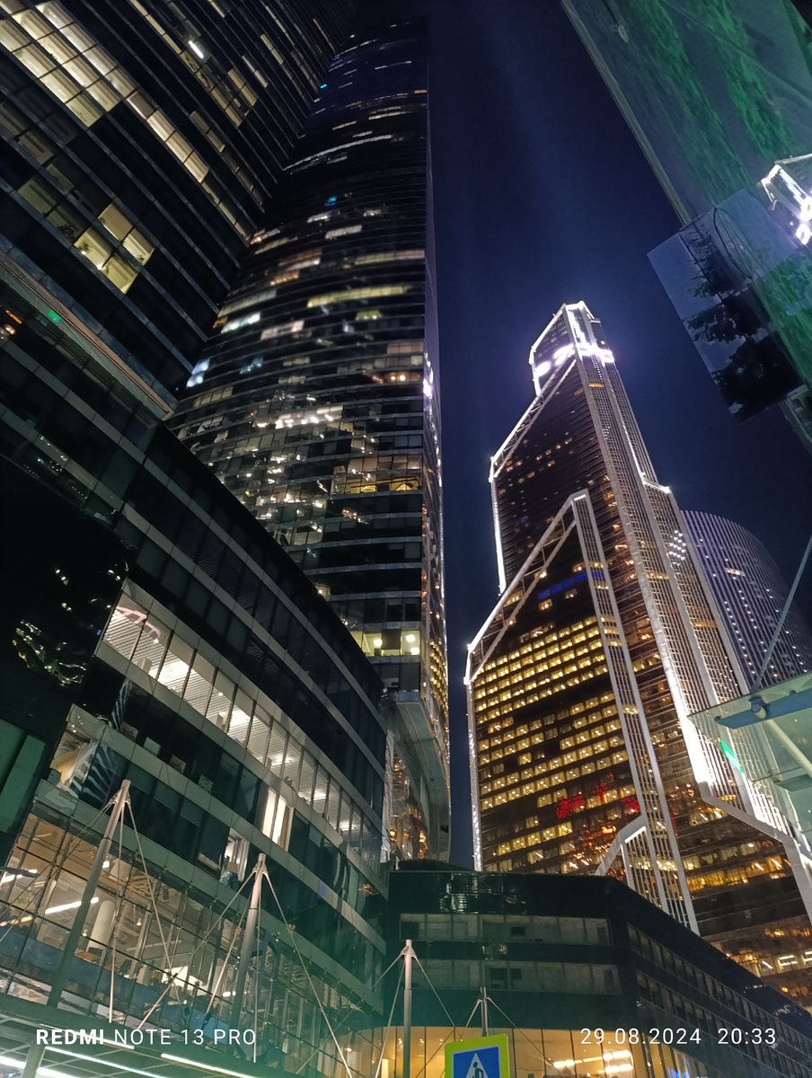 Ну если не Кремль, то какой же еще картинкой подсветить, если не Москва-Сити))