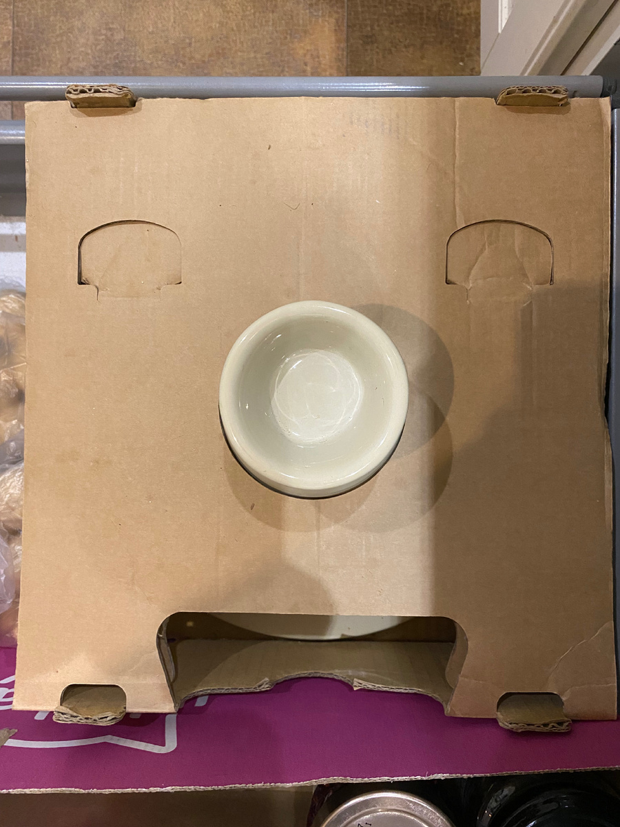 Этот милаш живет у меня в кухонном ящике. Всегда радуюсь, когда вижу его. Это коробка с крышкой от тажина.