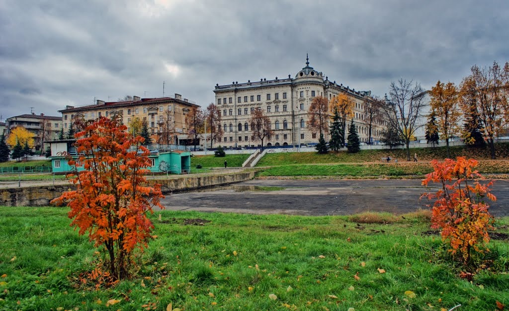                            Парк "Чёрное озеро" с видом на Александровский пассаж