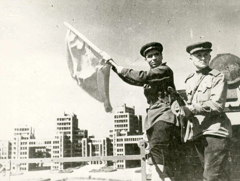 Красное знамя над освобожденным Хорьковым 23 августа 1943 г.