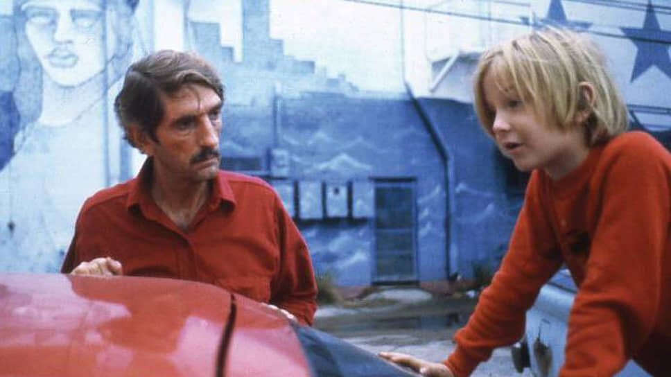 Фото: Argos Films📷Америка «Парижа, Техаса» — яркая, окрашенная преимущественно в красные тона, бесприютная, бессмысленная