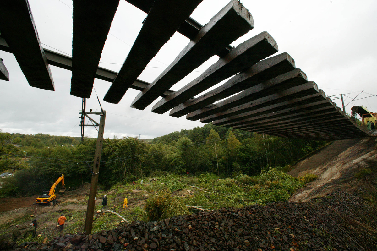 Наиболее серьёзным последствием землетрясения стало разрушение железной дороги в Светлогорске. Под путями образовался провал шириной 30 метров и глубиной 15