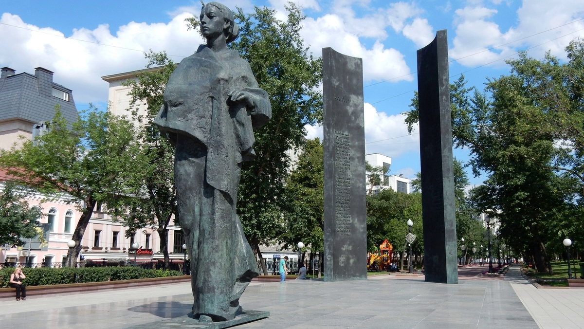 Памятник Н. К. Крупской на Сретенском бульваре