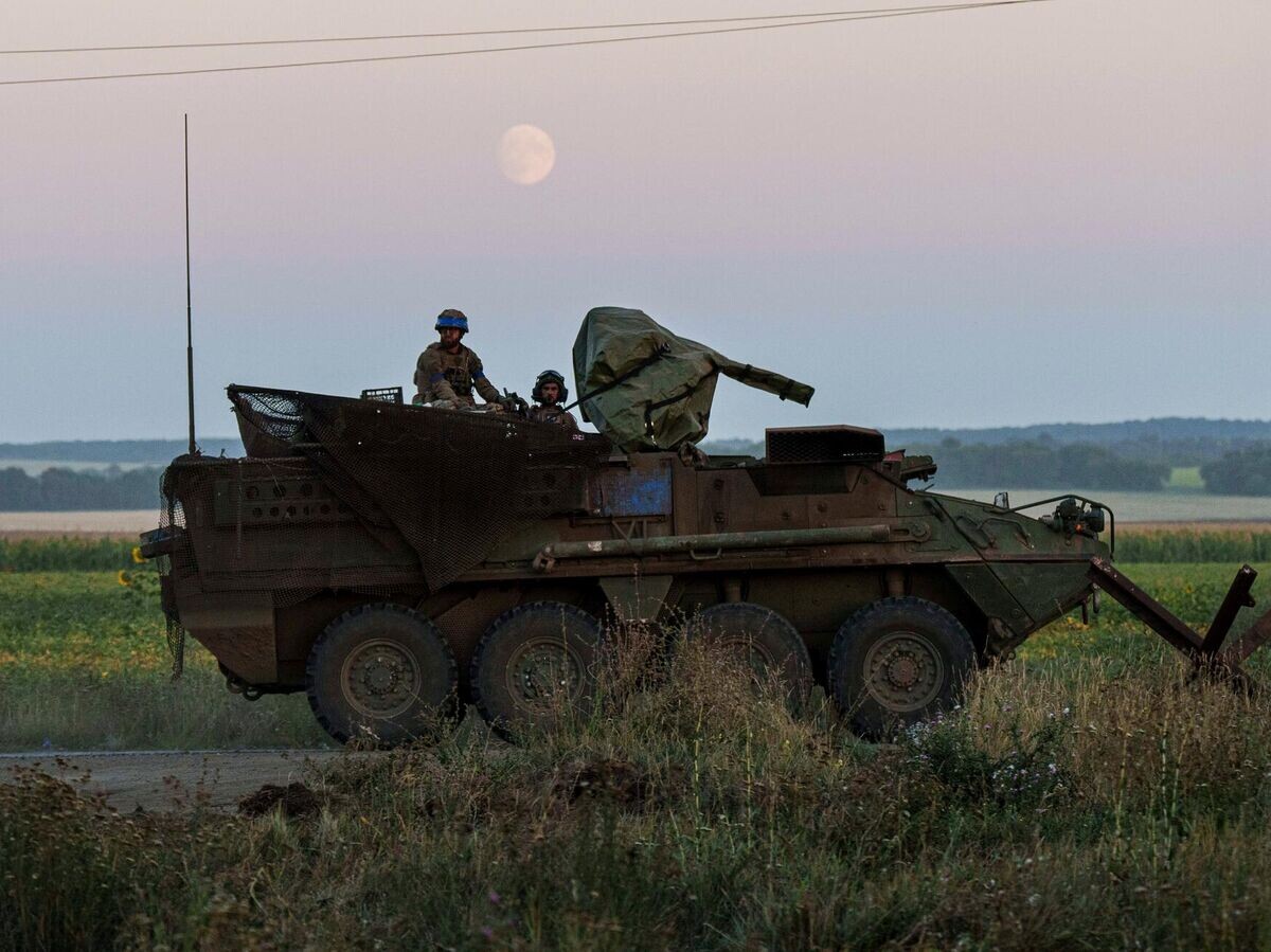    Украинская военная техника в Сумской области© AP Photo / Evgeniy Maloletka