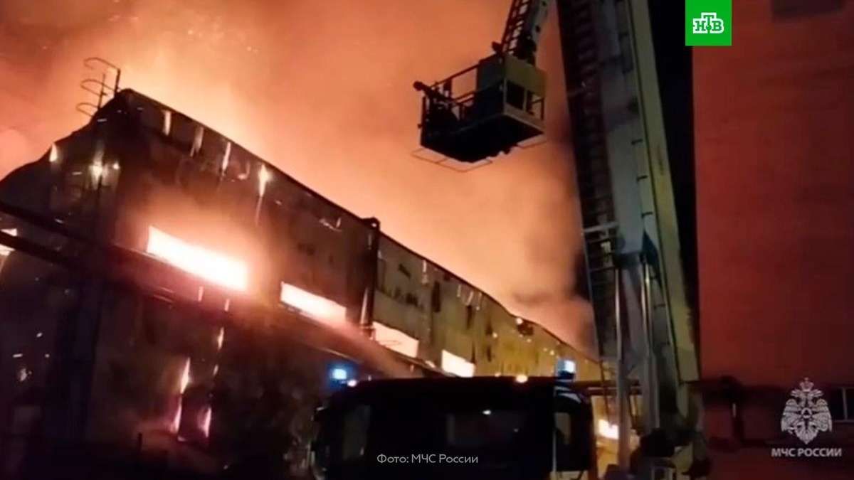    Склад горит в Подмосковье