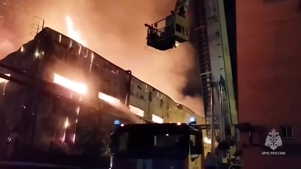 В Подмосковье загорелся склад матрасов. Источник: МЧС