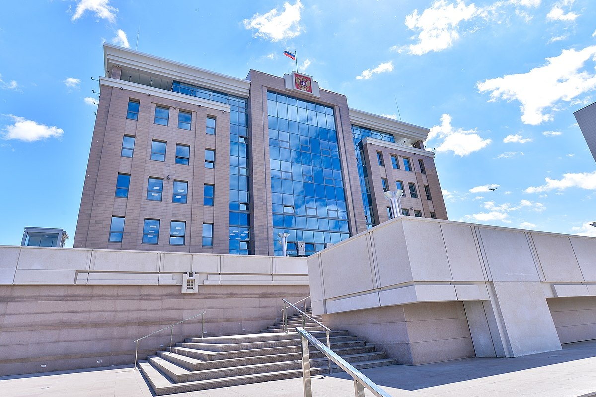 Вот по этой лестнице меня несли на носилках вниз головой. А справа такая маленькая будочка-это лифт для инвалидов. Здание Арбитражного суда РТ. Фото из соцсетей 