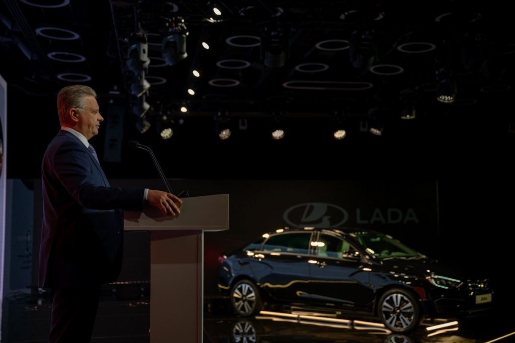 Максим Соколов, глава АВТОВАЗа: «Я сам поездил на нём, причем даже в полностью электрической версии. В принципе это очень хороший, современный, приемистый автомобиль».