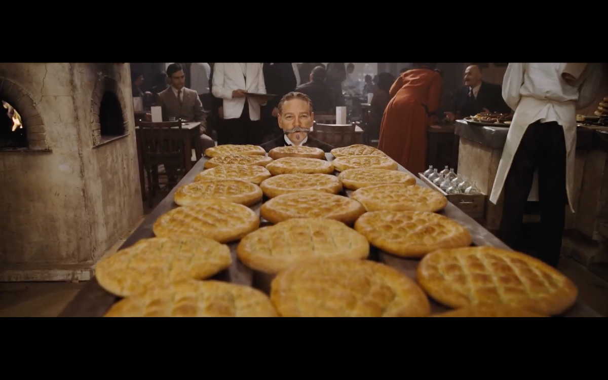 Эркюль Пуаро наслаждается запахом булочек.