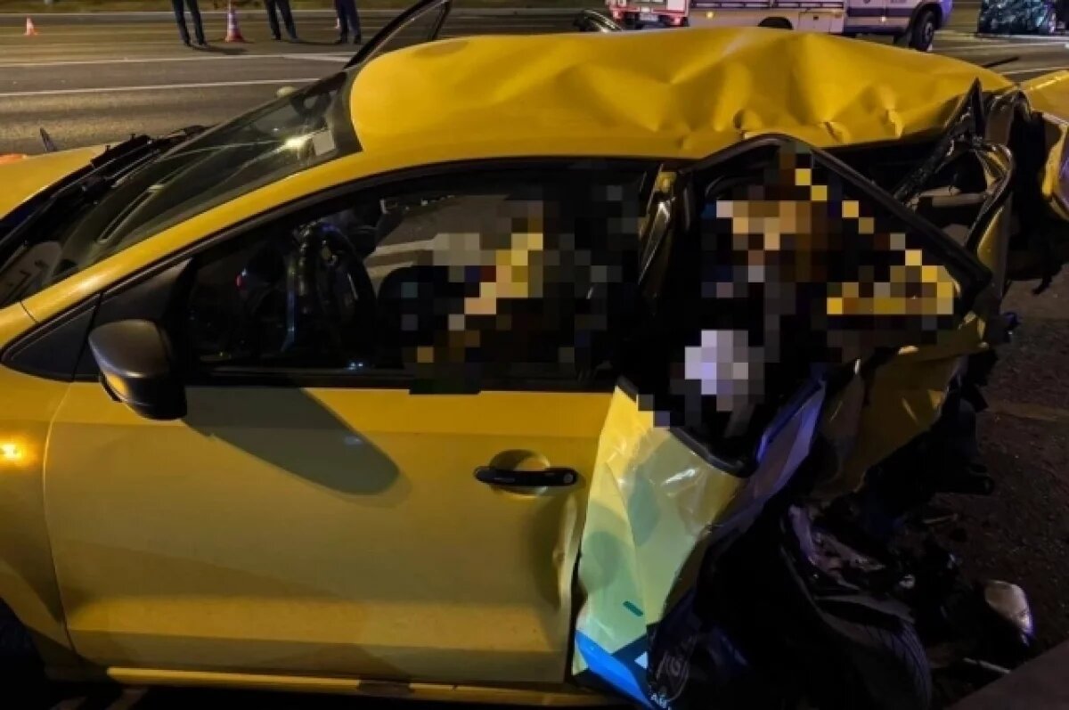    Три человека погибли в дорожной аварии с участием такси на западе Москвы