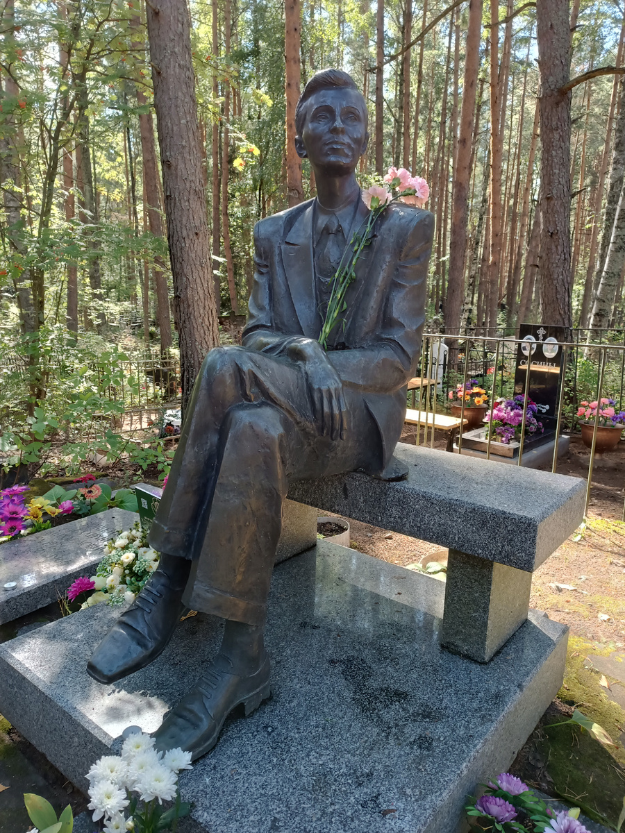 Памятник на могиле Михаила Зощенко