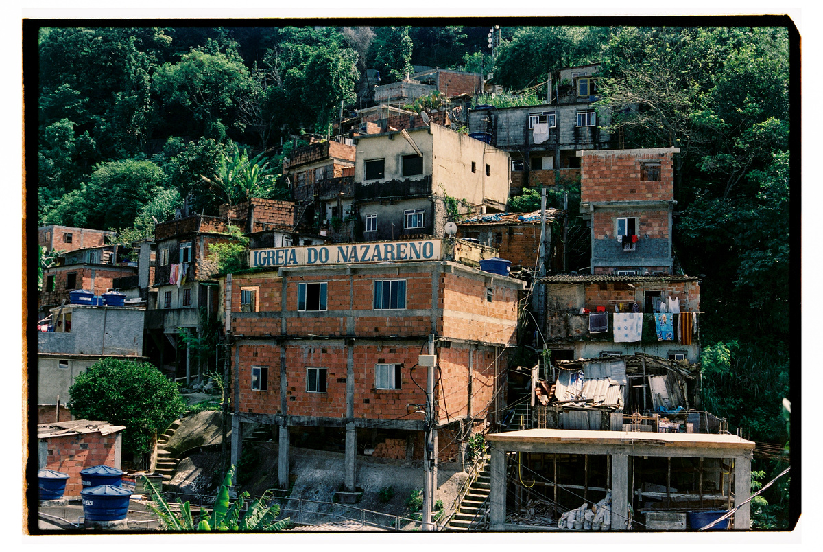 Дома из красного кипича - типичная для фавел архитектура