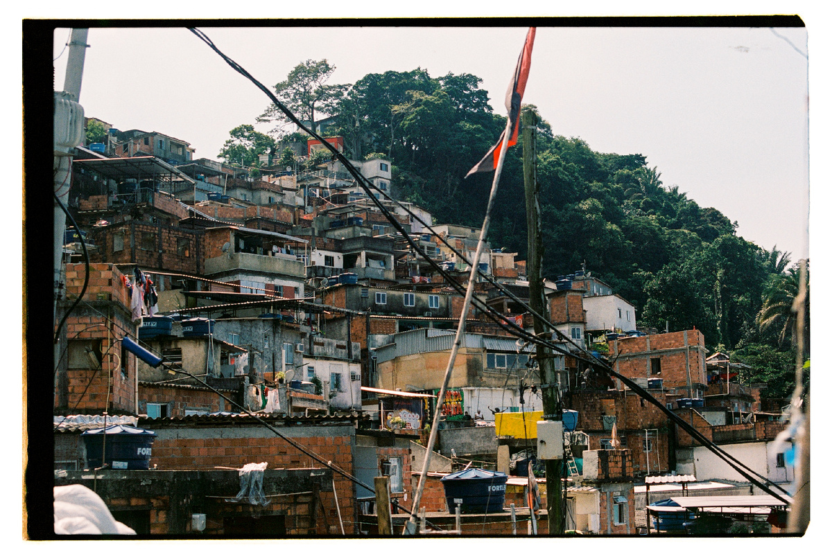 Вид на фавелу Санта-Марта, в далеке виднеется "площадка Майкла Джексона"