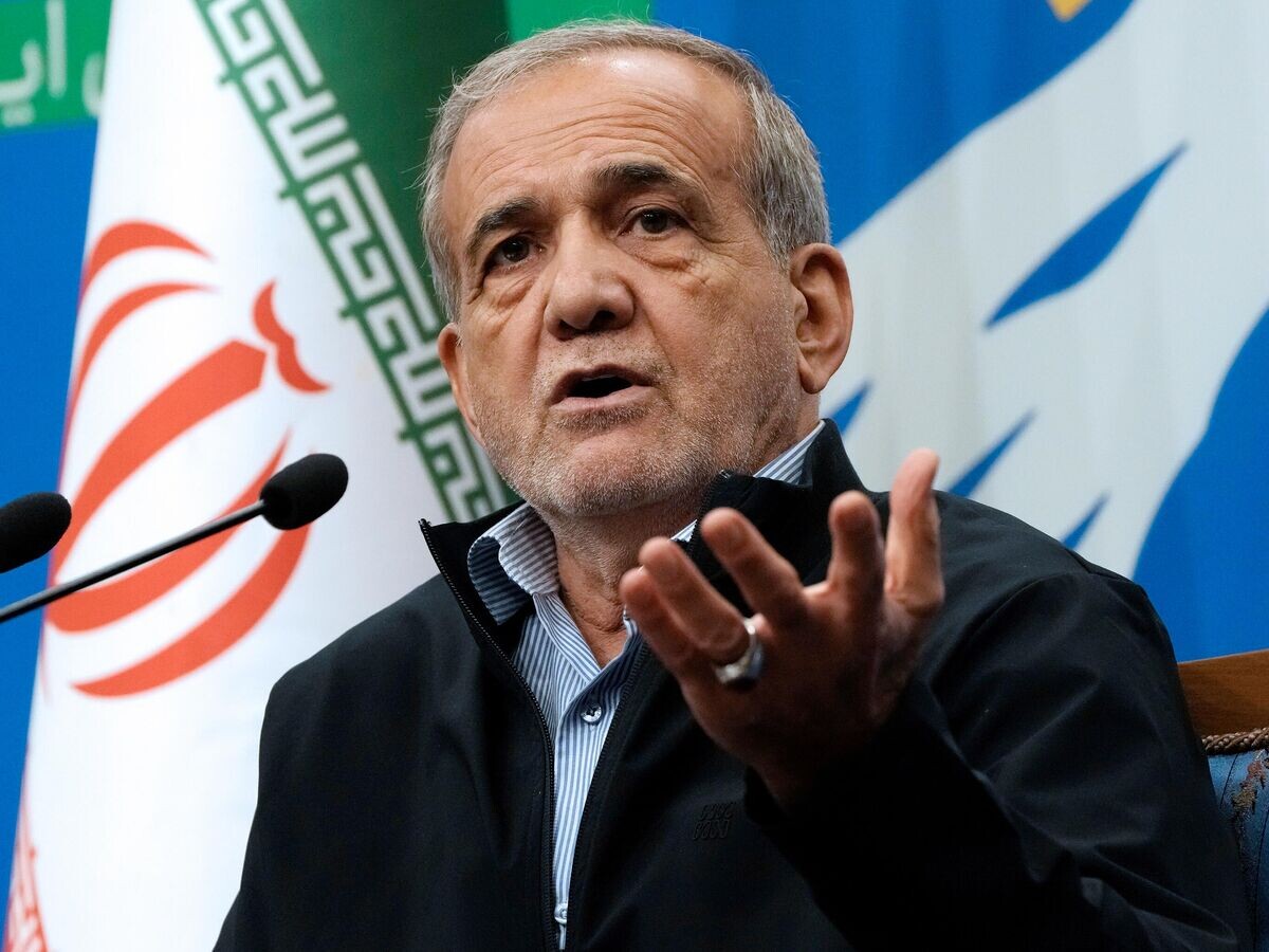    Президент Ирана Масуд Пезешкиан во время пресс-конференции в Тегеране© AP Photo / Vahid Salemi