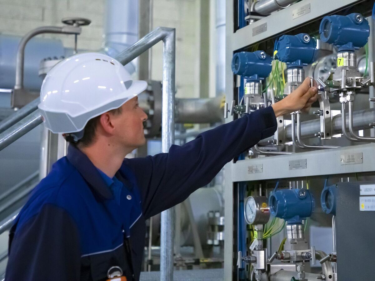    Сотрудник Центрально-европейского газового хаба в Баумгартене© РИА Новости / Стрингер