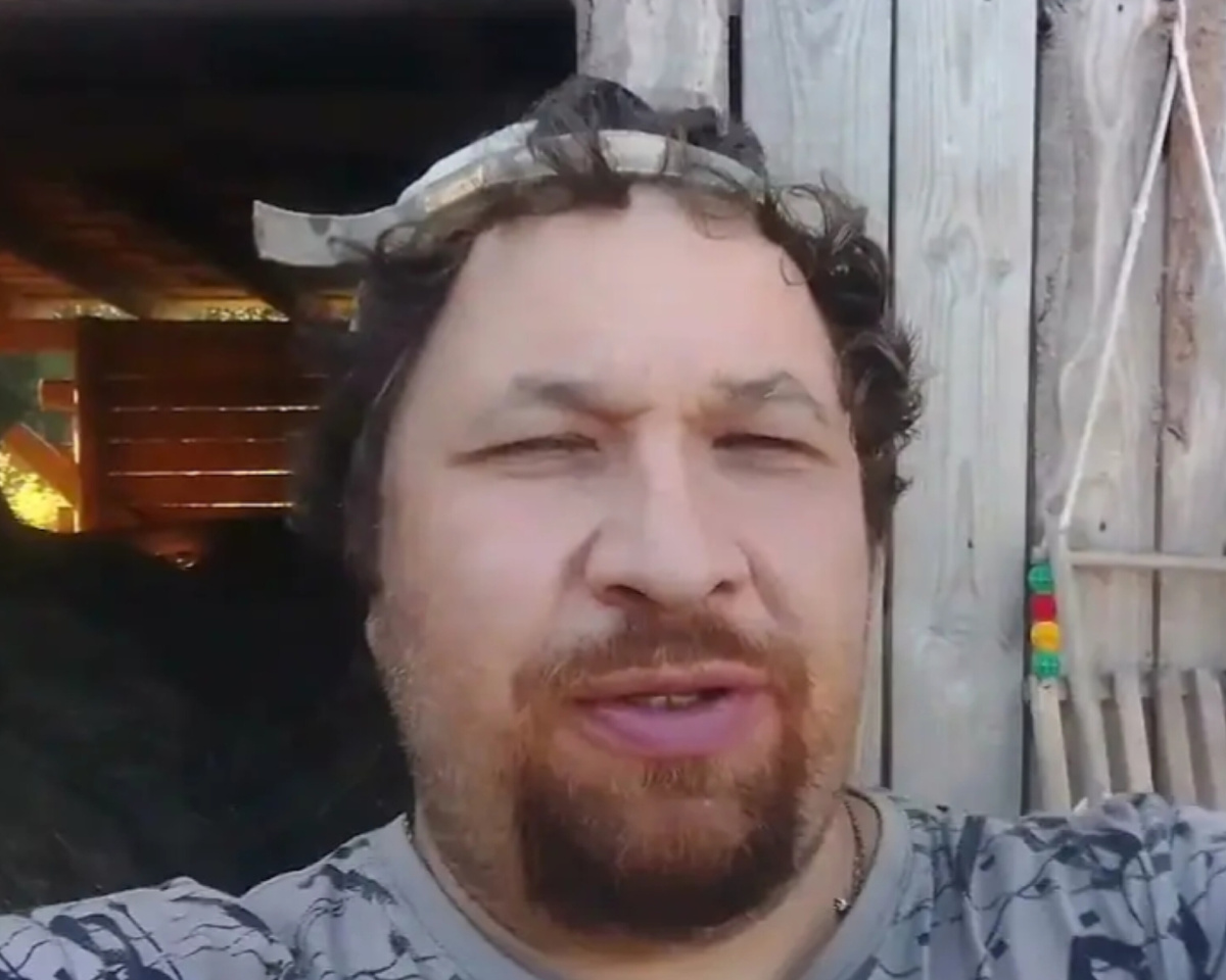 На фото прикол века... Видите , слева провал в стене? Это этот даун стак сенник делал, с одной стороны ворота сделал, а с другой вот этот провал так и оставил... Вот дебил...