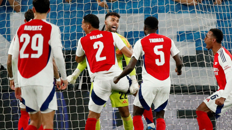    Вратарь «Арсенала» Давид Райя с одноклубниками после двойного сейва в матче с «Аталантой» (0:0). Reuters